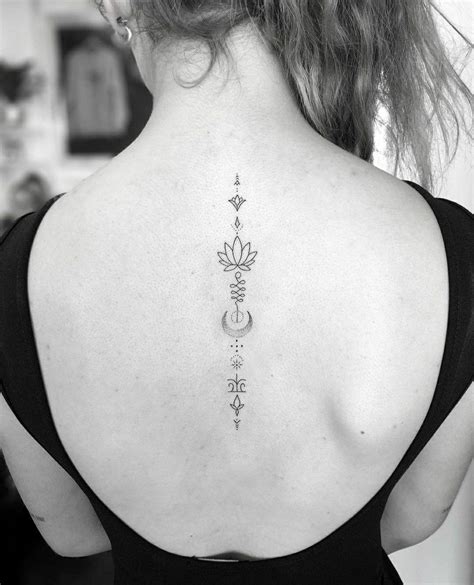 Más de 30 ideas de tatuajes en la columna para mujeres